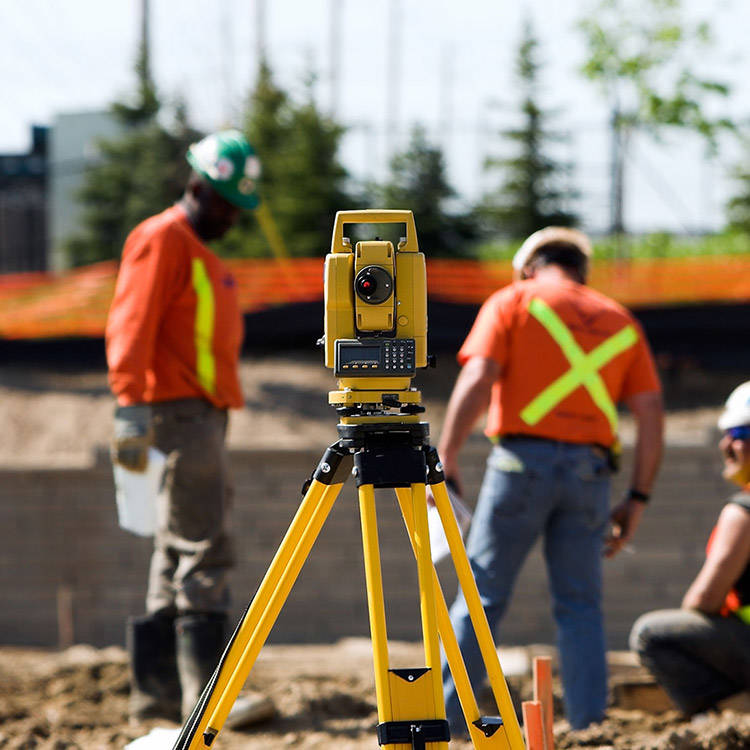 Arpentage de précision pour le suivi et la vérification des travaux de construction.