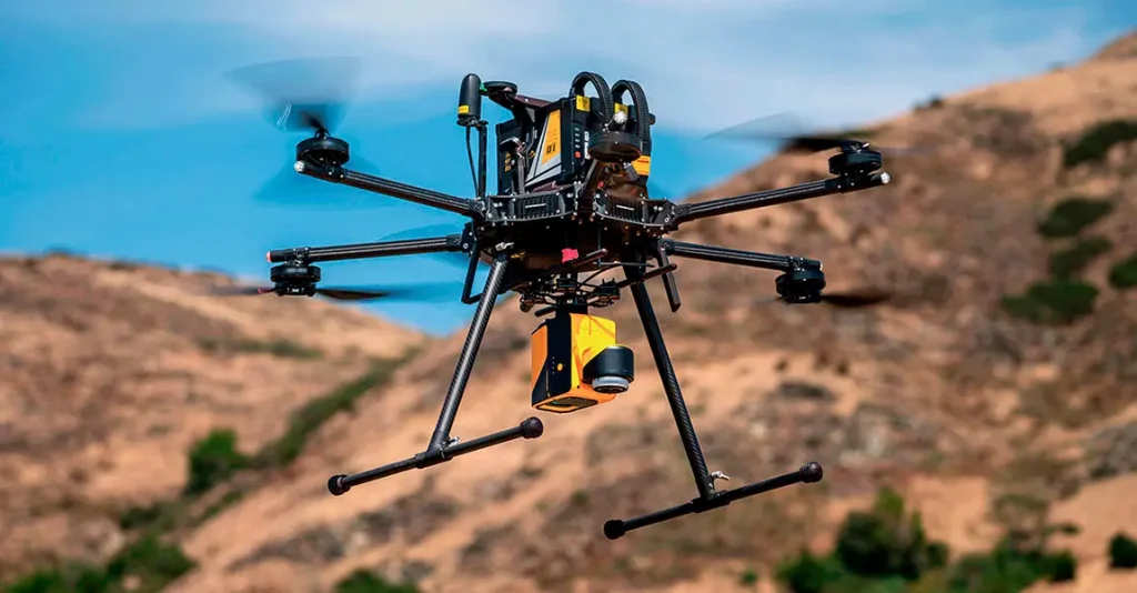 Relevé topographique par drone LiDAR Drone LiDAR en vol effectuant un relevé topographique dans une zone montagneuse